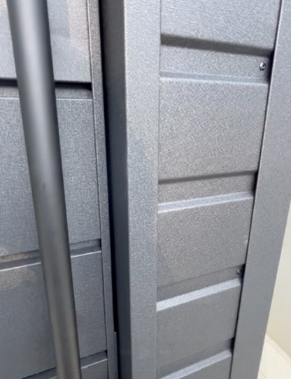 Magazynek blaszany 3×4 m z podłogą i półkami