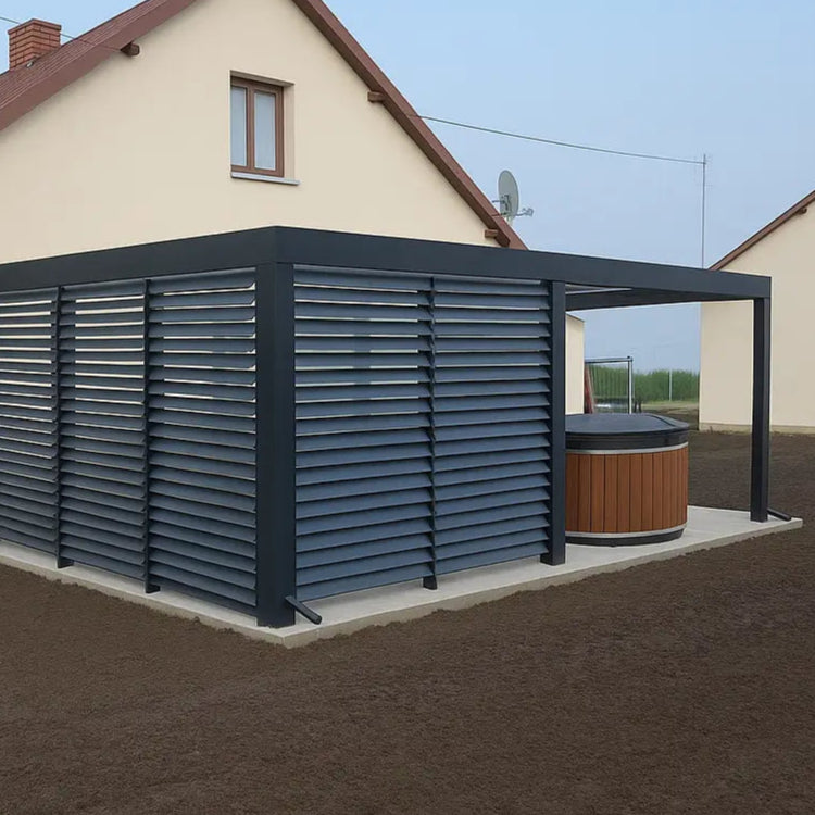 Pergola z panelami — widok od zewnątrz